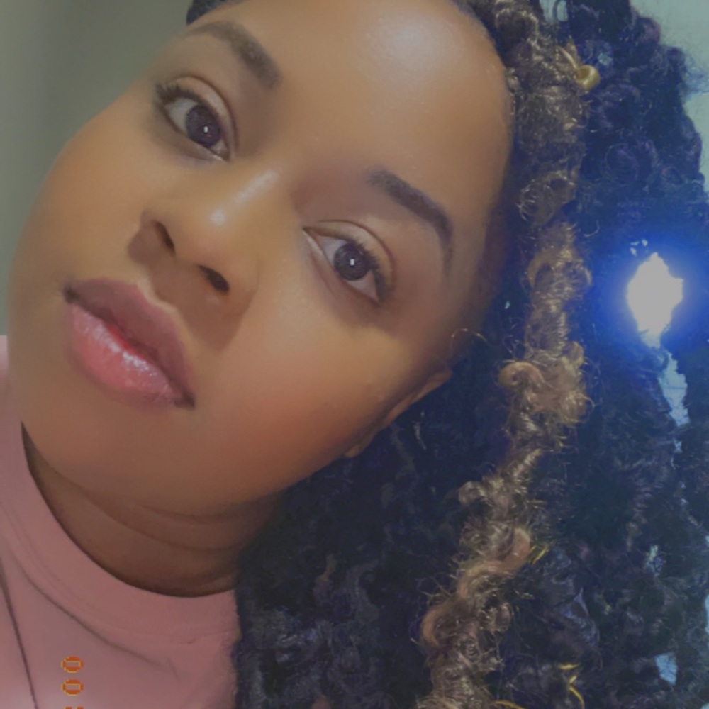 Meet your Posher, Alicia